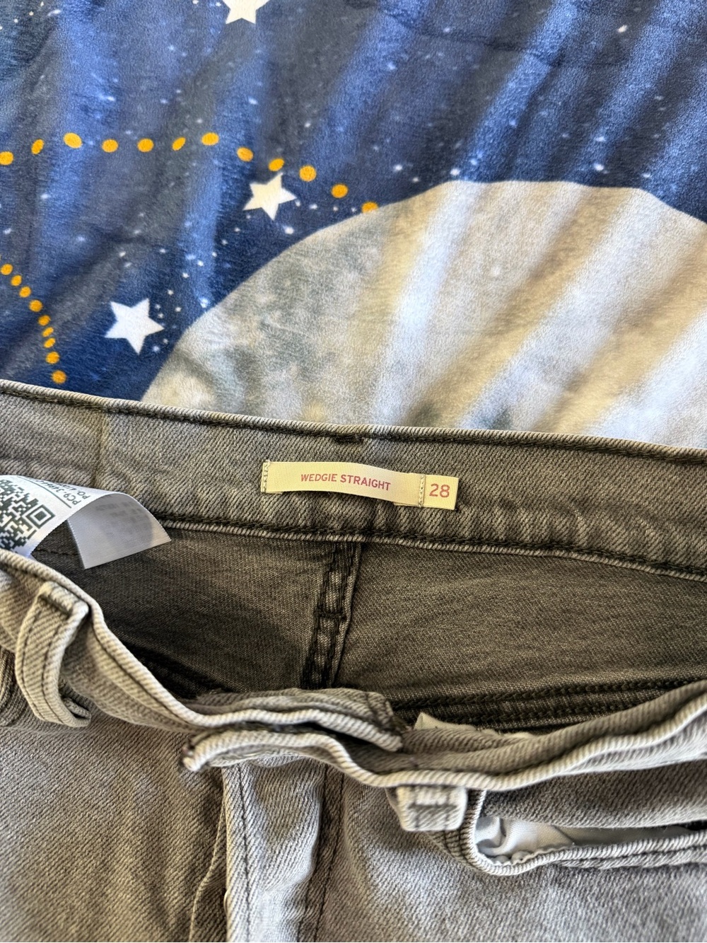 Levi's Wedgie Straight Jeans in Light Gray - Picture 7 of 10